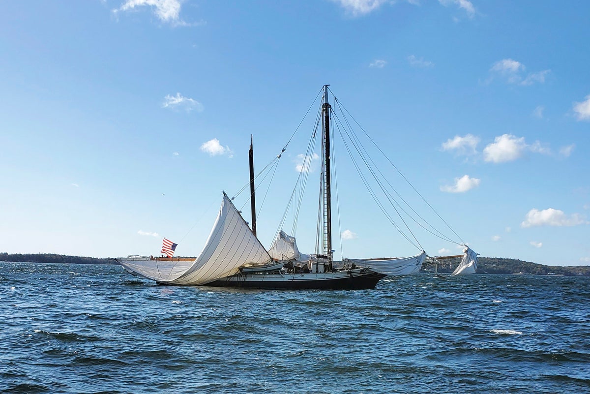 Mast snaps aboard historic Maine schooner, killing 1 and injuring 3