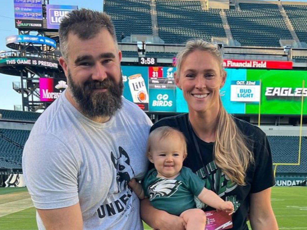 Jason Kelce’s daughter Bennett makes first appearance at NFL game