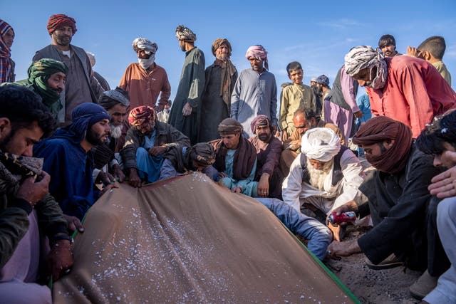 <p>Afghans bury relatives killed in an earthquake at a burial site in Zenda Jan district in Herat province, western of Afghanistan</p>