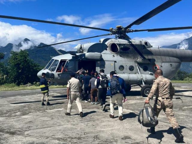 <p>Indian Air Force chopper rescuing stranded tourists from flood-hit northern Sikkim</p>