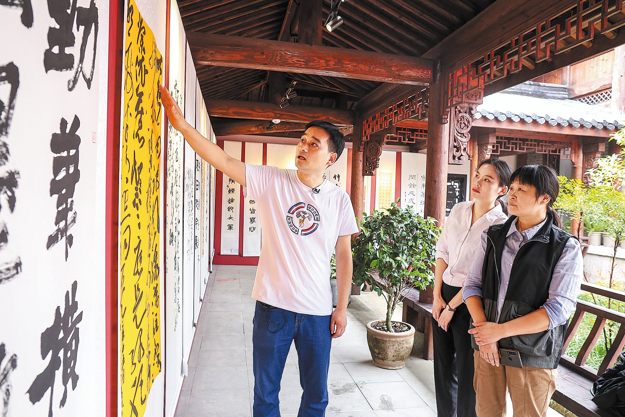 Visitors discuss calligraphy in Nanshan village in Hangzhou