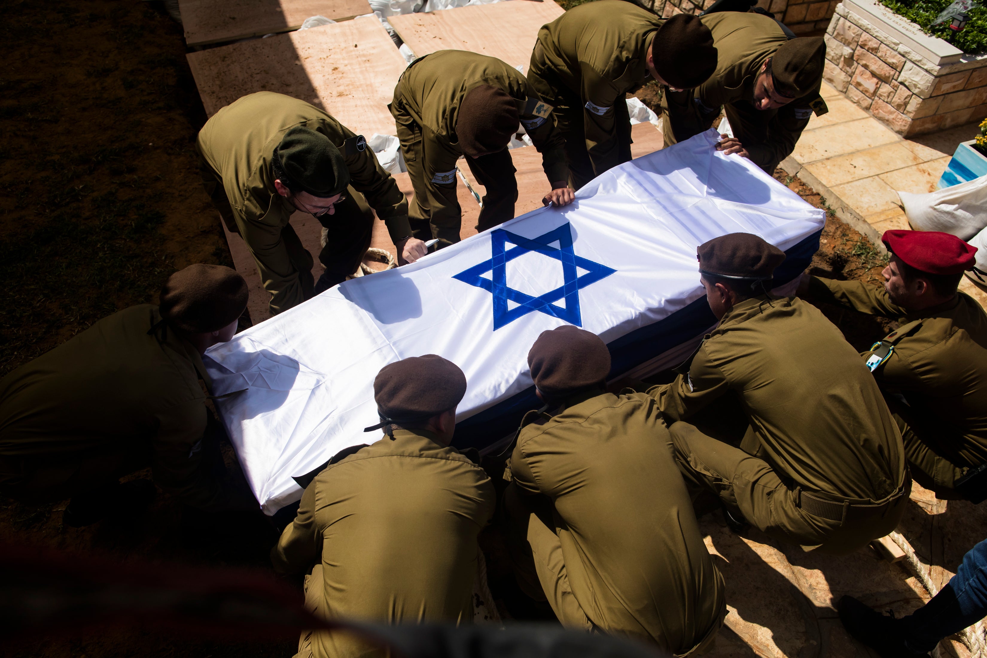 Soldiers carry the coffin of Dor Yarhi, who was killed in a battle with Hamas militants near teh Gaza border