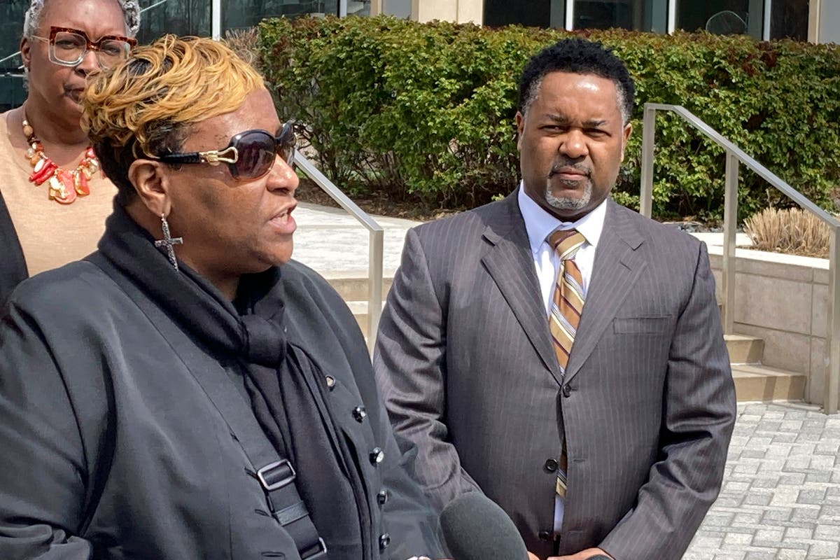 2nd grand jury indicts officer for involuntary manslaughter in Virginia mall shooting 2nd grand jury indicts officer for involuntary manslaughter in Virginia mall shooting