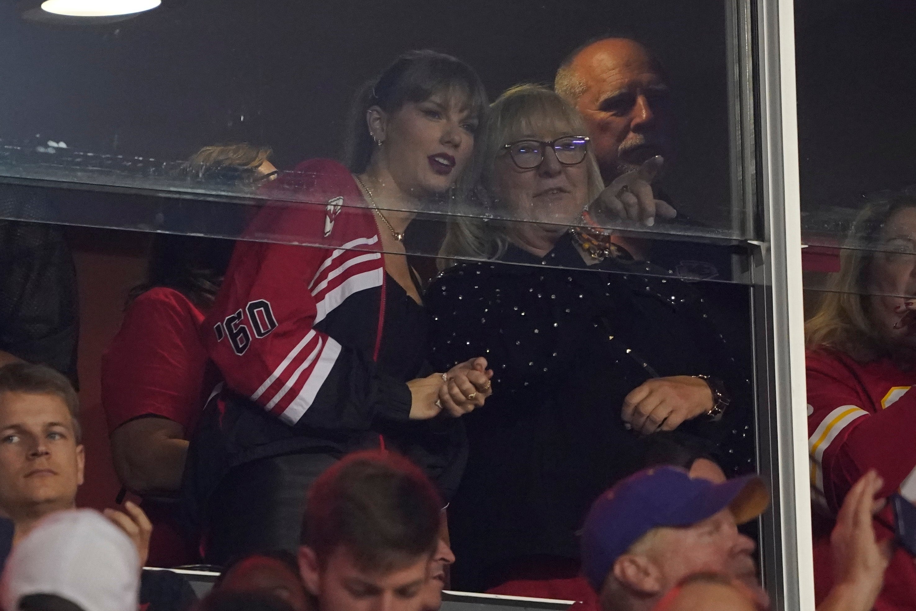 Swift in conversation with Kelce’s mother Donna