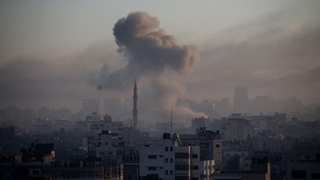 <p>Israeli artillery maintains positions near Gaza as IDF says residents have 24 hours to escape.</p>