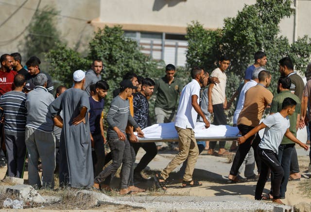 <p>People carry the body of a Palestinian killed in Israeli strikes in Khan Younis in the southern Gaza Strip</p>