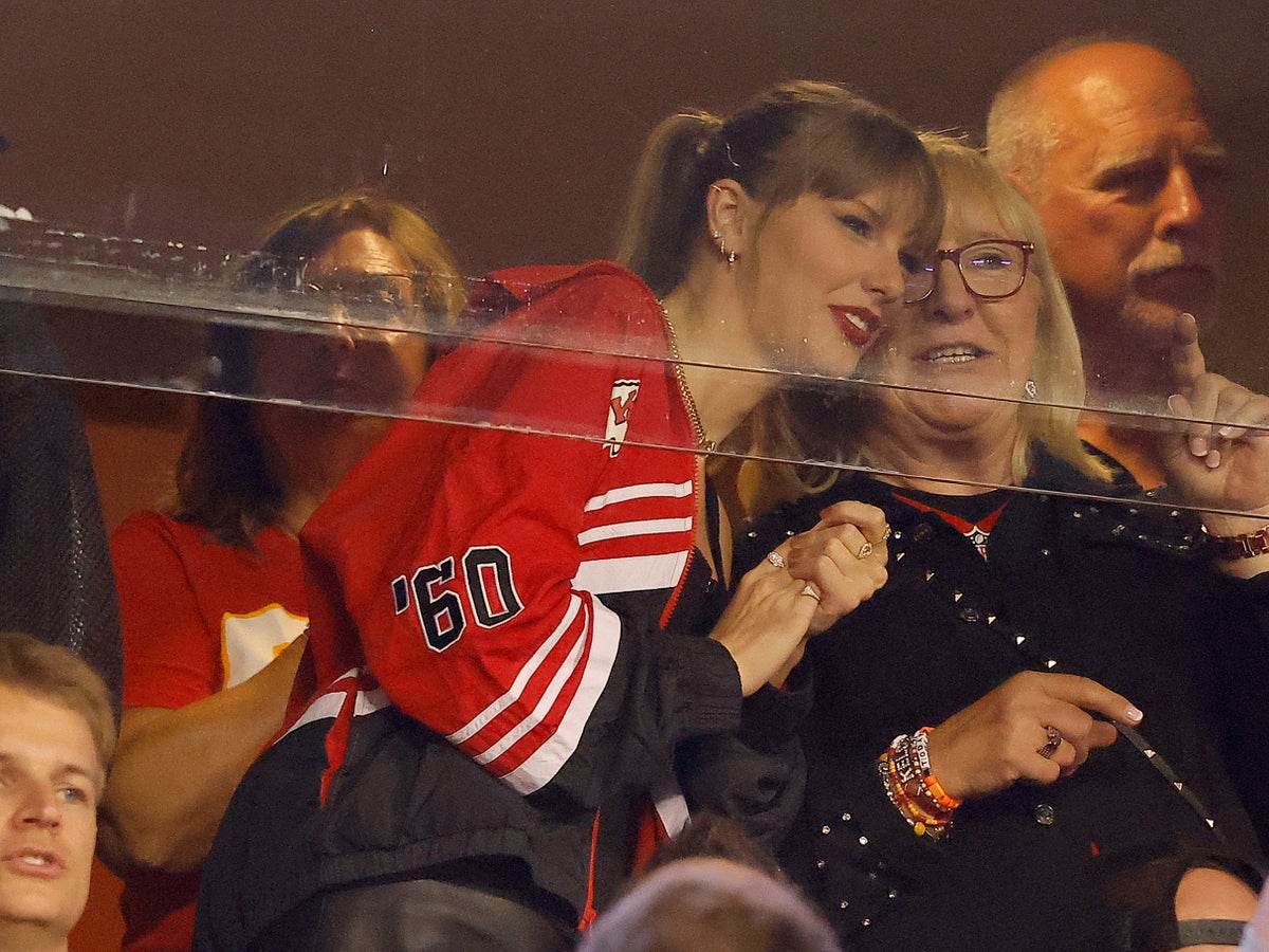 Taylor Swift charms Travis Kelce’s parents during Kansas City Chiefs game