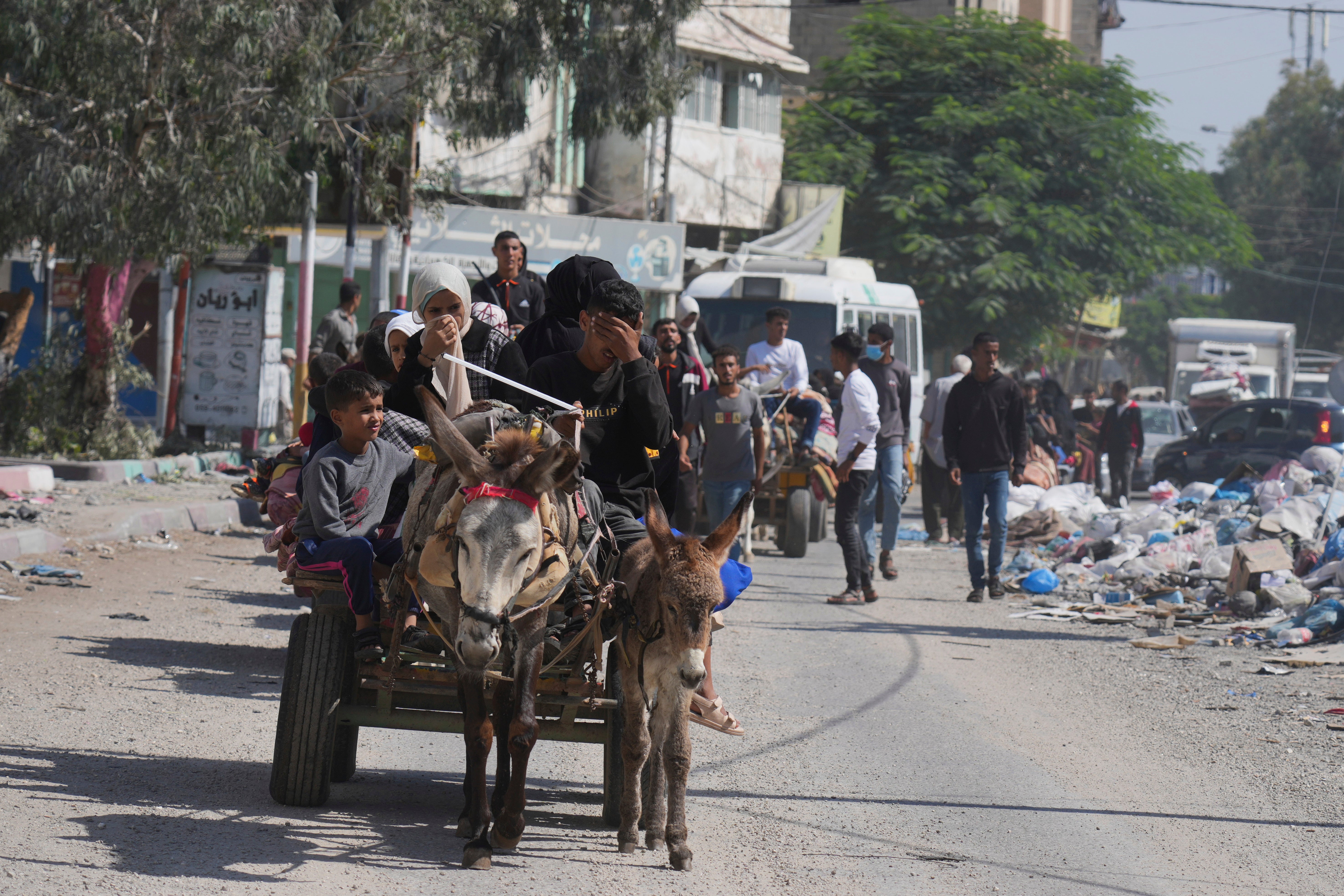 <p>Palestinians flee from northern Gaza to the south after the Israeli army issued an unprecedented evacuation warning to a population of over 1 million people in northern Gaza, Friday, 13 Oct 2023</p>
