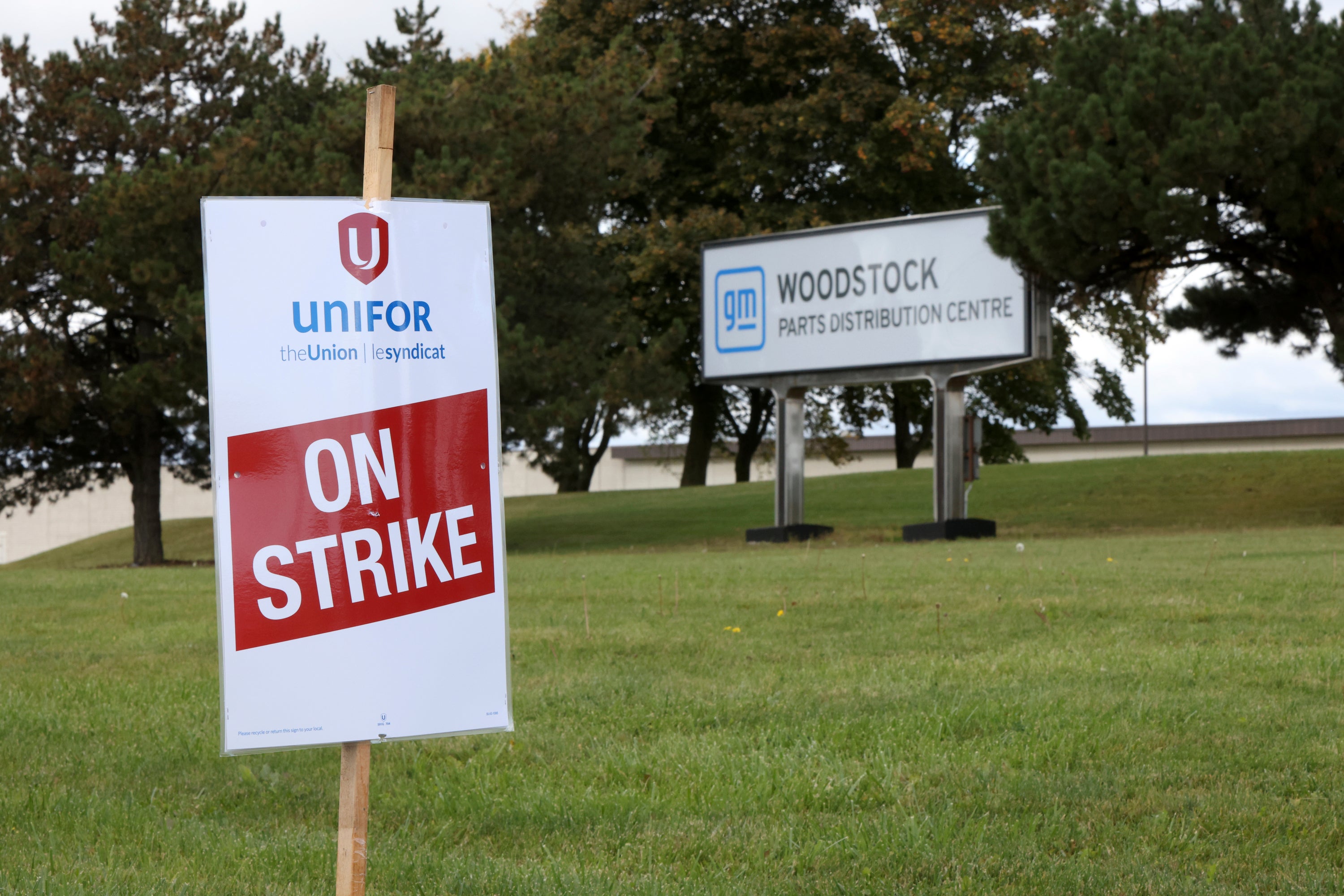 CANADÁ-AUTOMOTRICES-HUELGA