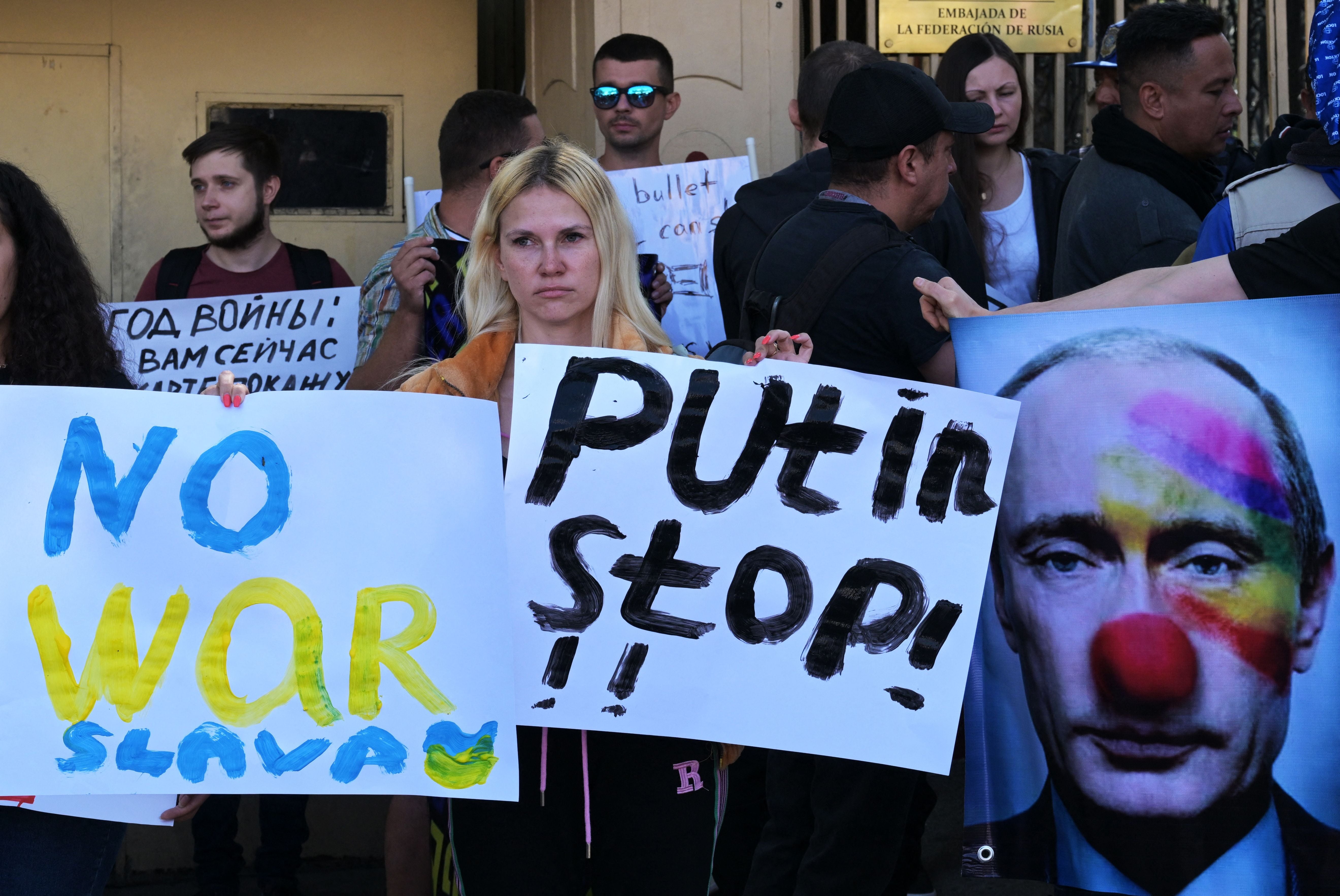 <p>Russian citizens take part in a protest against the war and Russian President Vladimir Putin, in front of the Russian embassy in Mexico</p>
