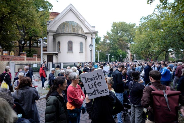 <p>Hundreds of people gather in front of the synagogue at the Fraenkelufer as they attend a vigil in Berlin</p>