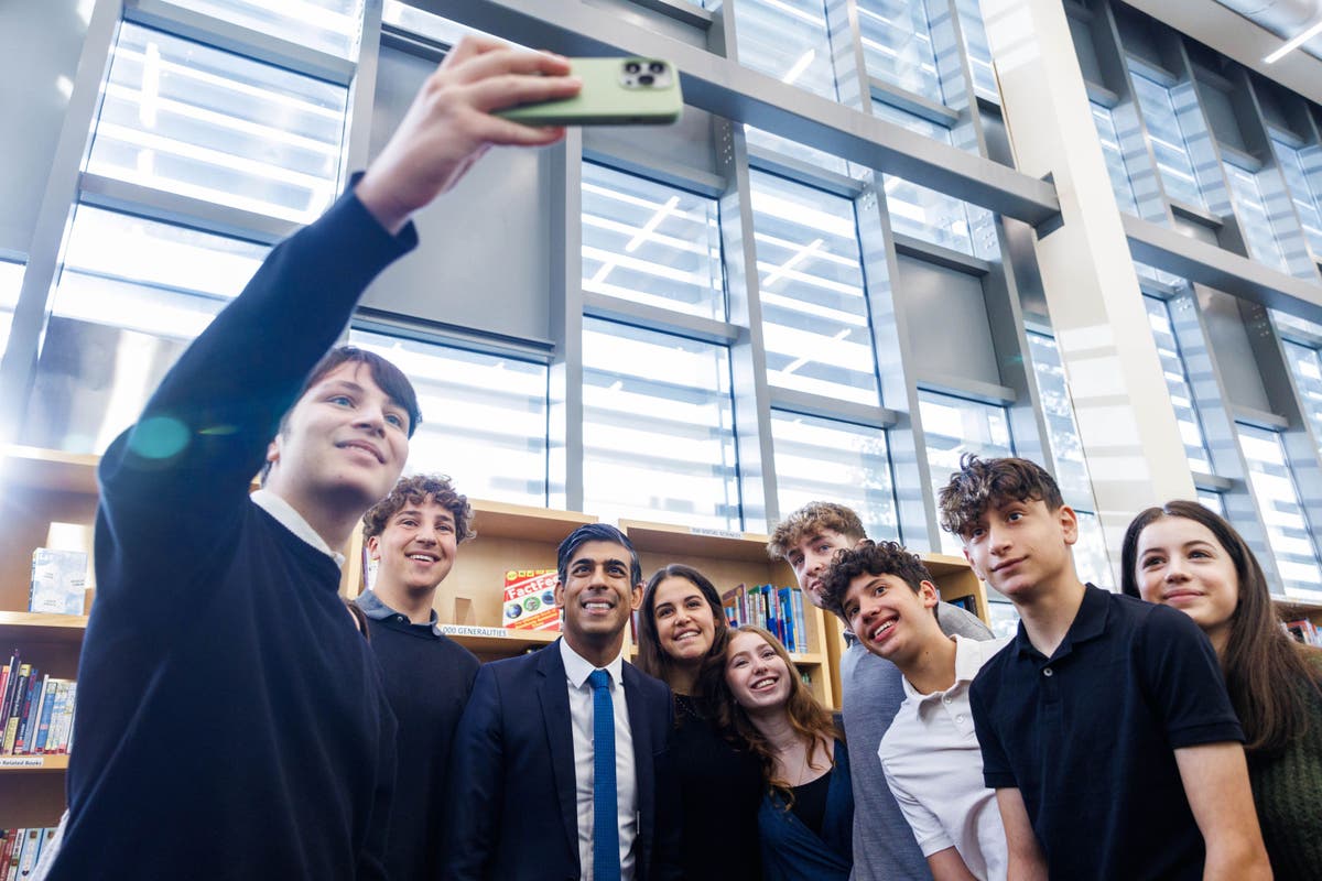 Rishi Sunak vows to &lsquo;always&rsquo; stand with the Jewish community during school visit