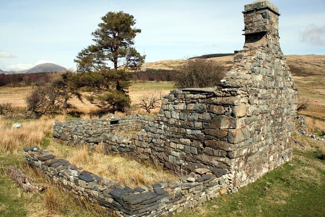 <p>A ruined farmhouse remains next to the Roman fort at Tomen y Mur</p>