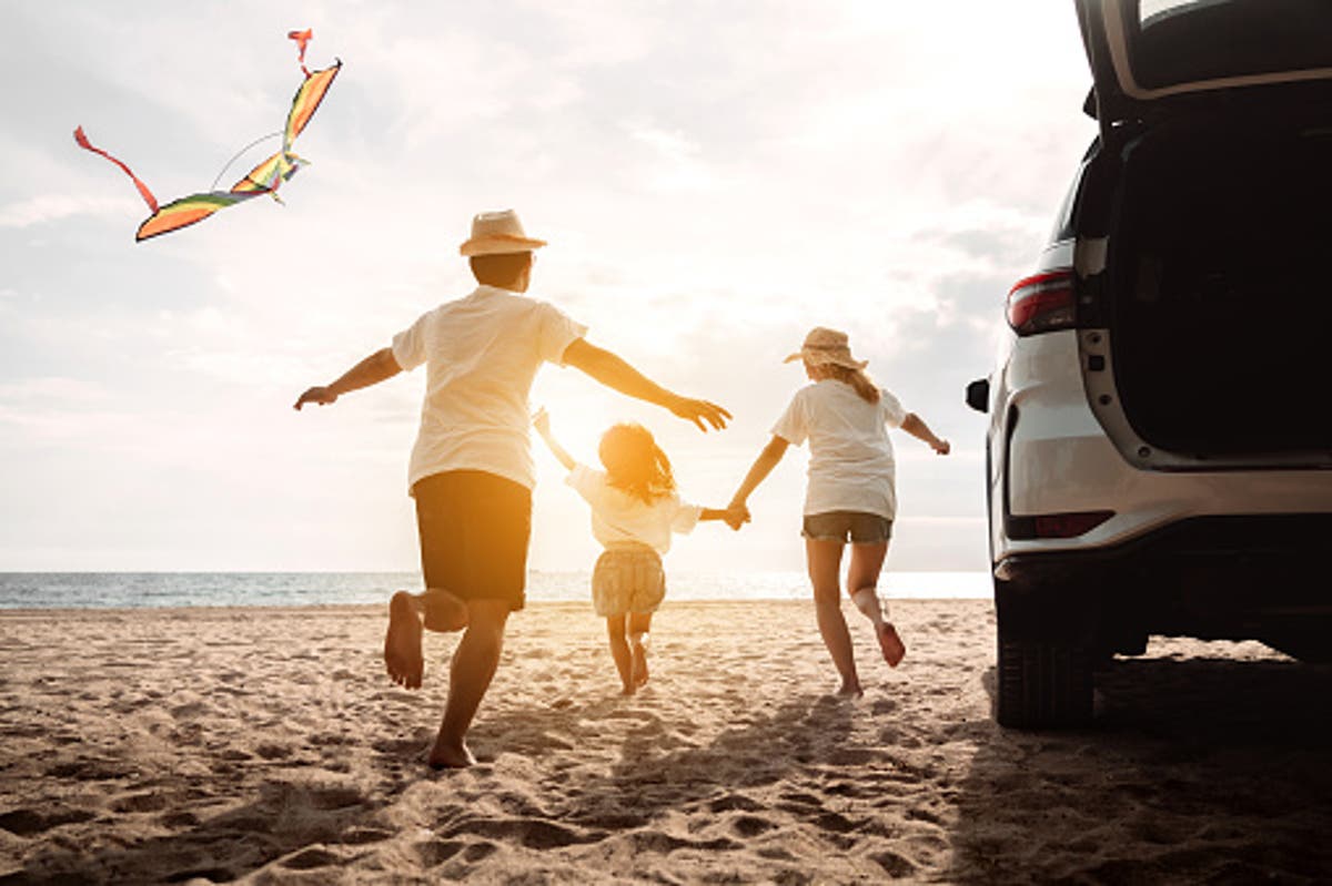People are conflicted over dad abandoning his daughter and grandchildren on vacation
