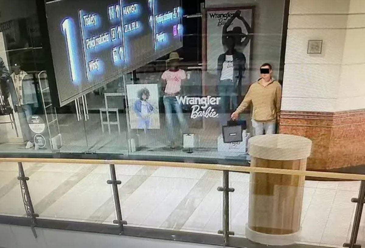 Man pretends to be store mannequin before stealing jewellery and food from mall