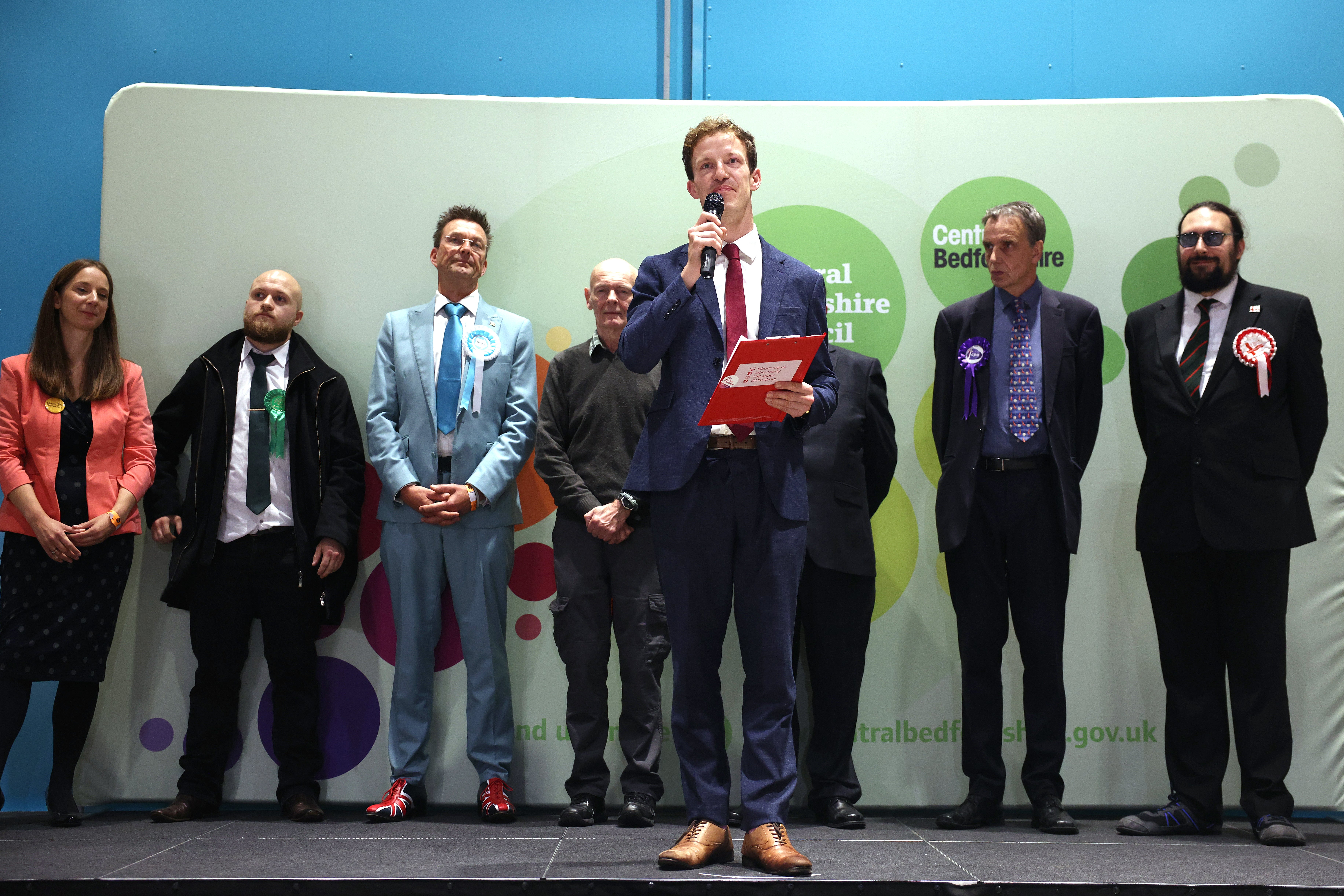 Labour candidate Alistair Strathern (C) speaks to supporters after winning the Mid Bedfordshire by-election with 13,872 votes on 20 October 2023