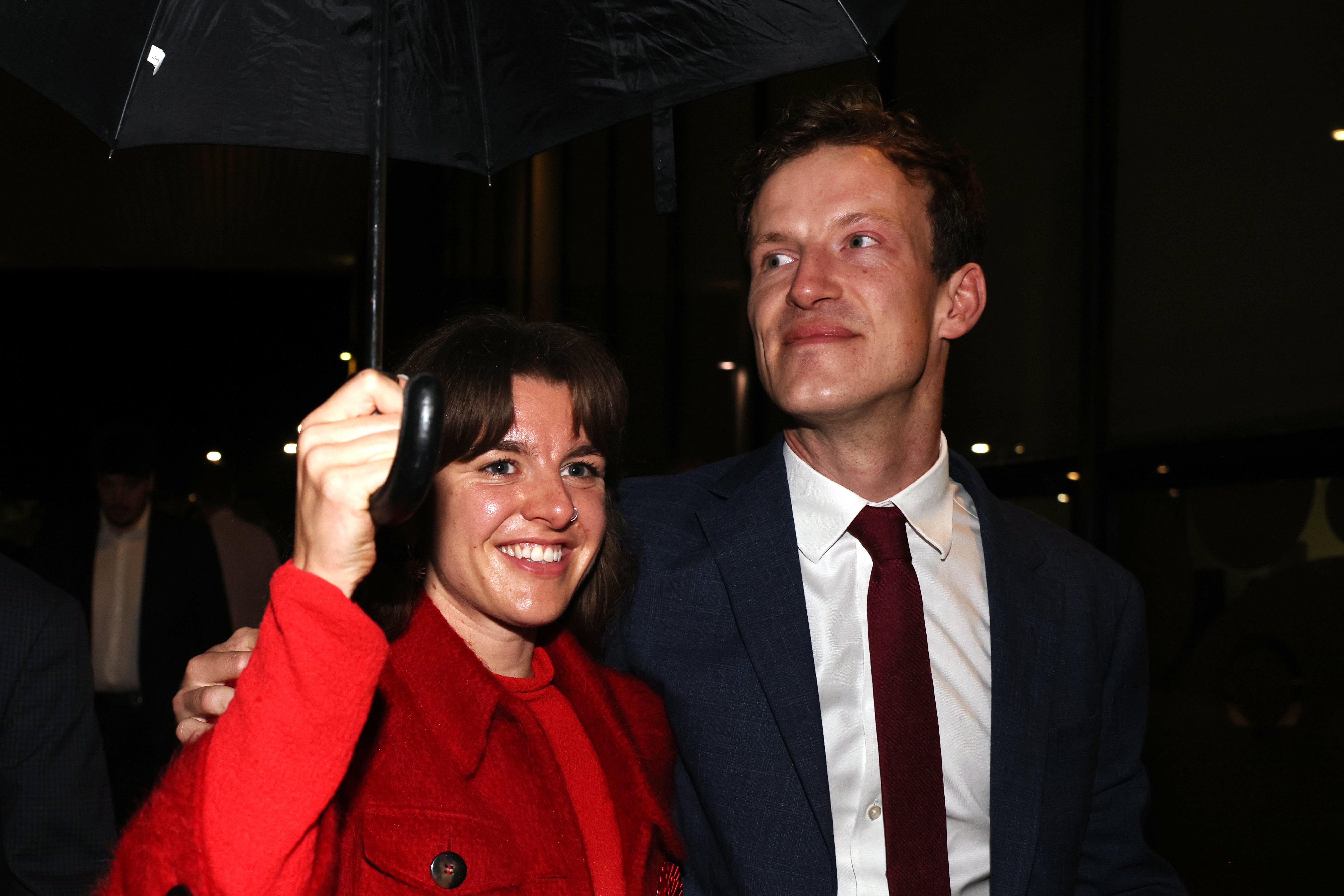 Labour candidate Alistair Strathern (R) celebrates winning the Mid Bedfordshire by-election with 13,872 votes on 20 October 2023 in Shefford, England