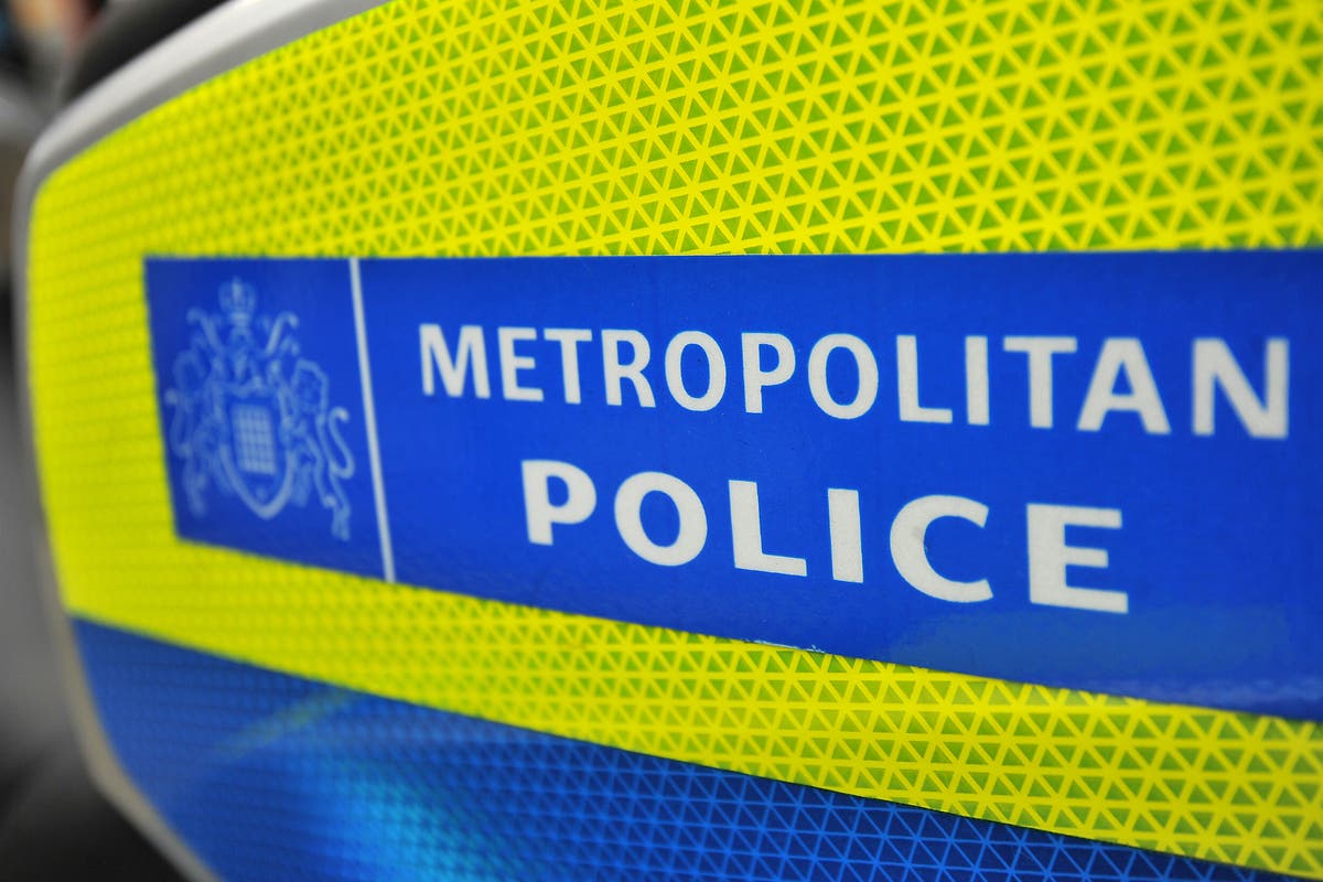 Жена беше убита и двама души, включително тийнейджър, ранени при стрелба в източен Лондон