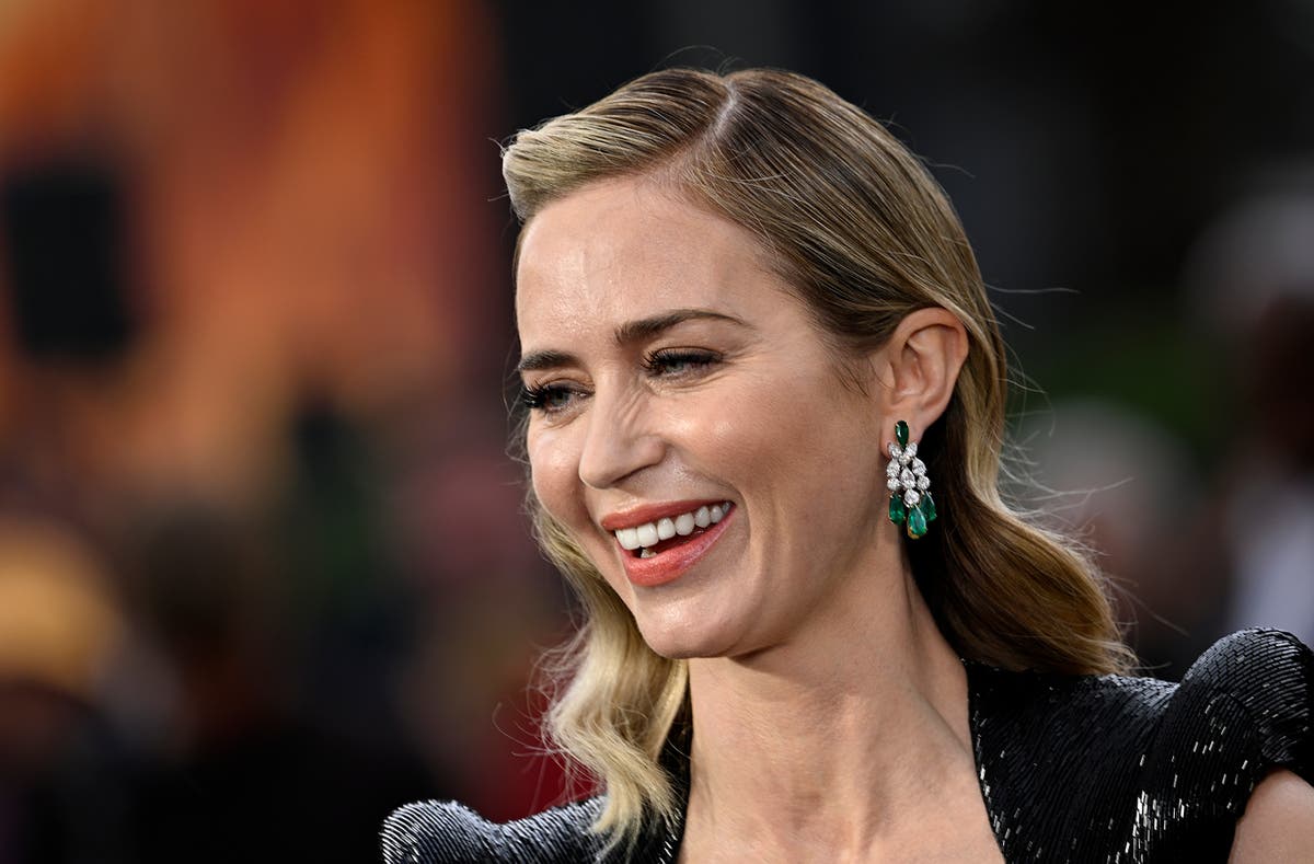 Emily Blunt sparks backlash after calling a restaurant server &lsquo;enormous&rsquo; in resurfaced clip