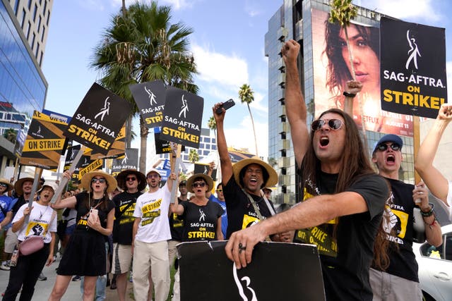 Photo Gallery-Hollywood Strikes-100 Days