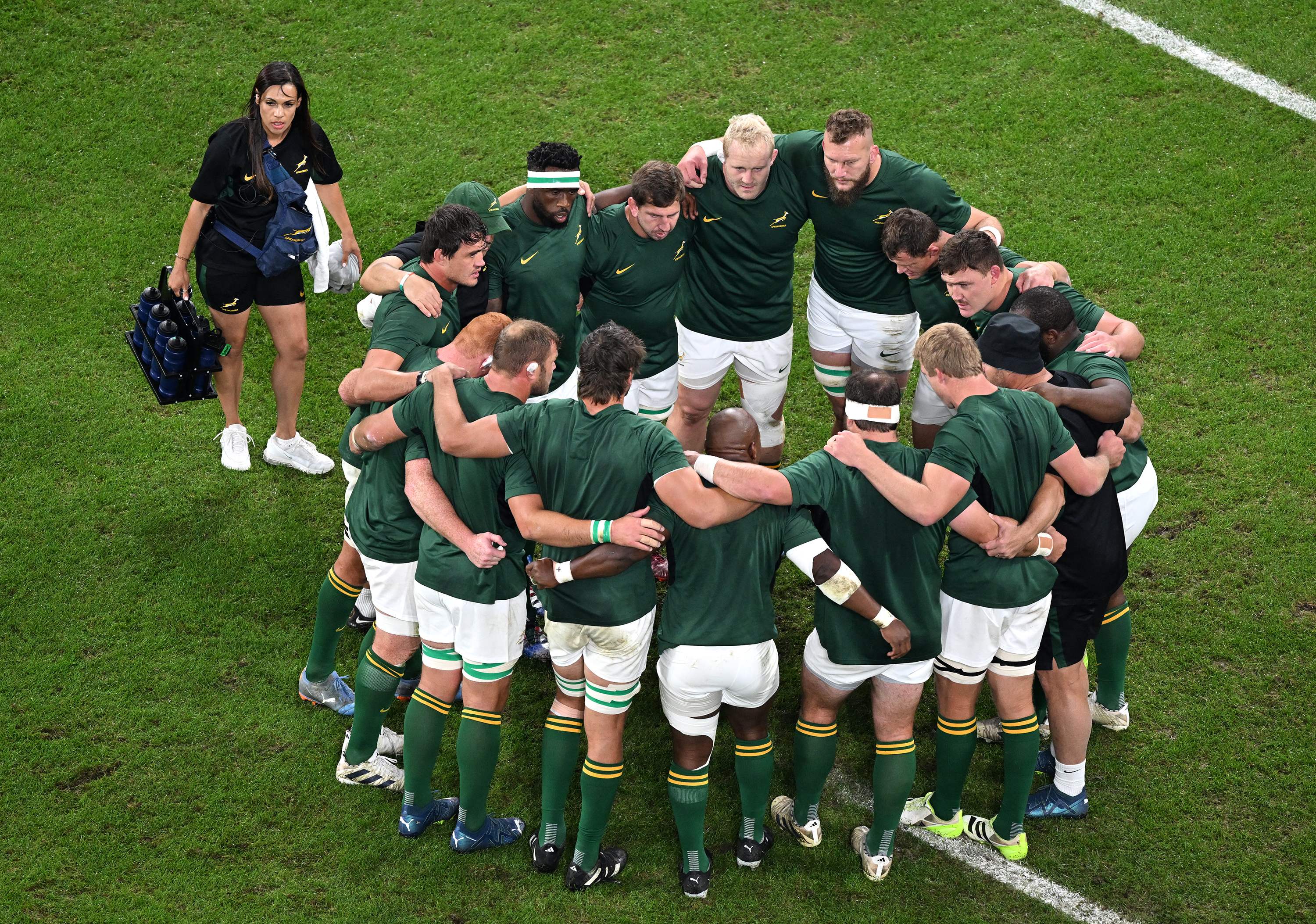 South African players have a team talk before kick-off