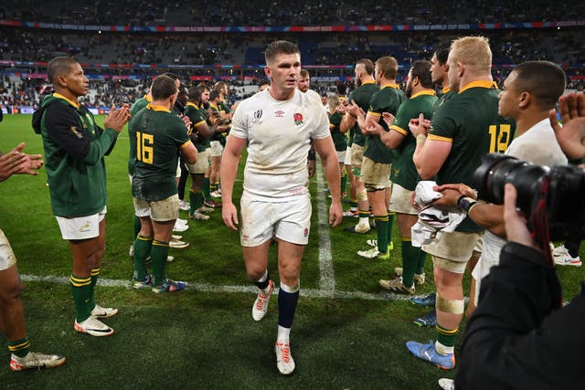 <p>Owen Farrell of England is applauded by South Africa’s players</p>