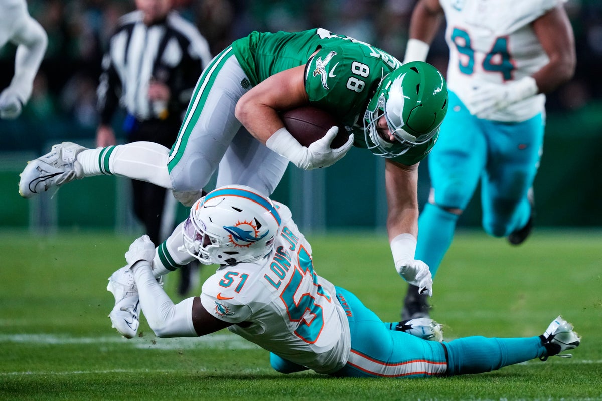 Philadelphia Eagles sink Miami Dolphins as Super Bowl rivals set the pace