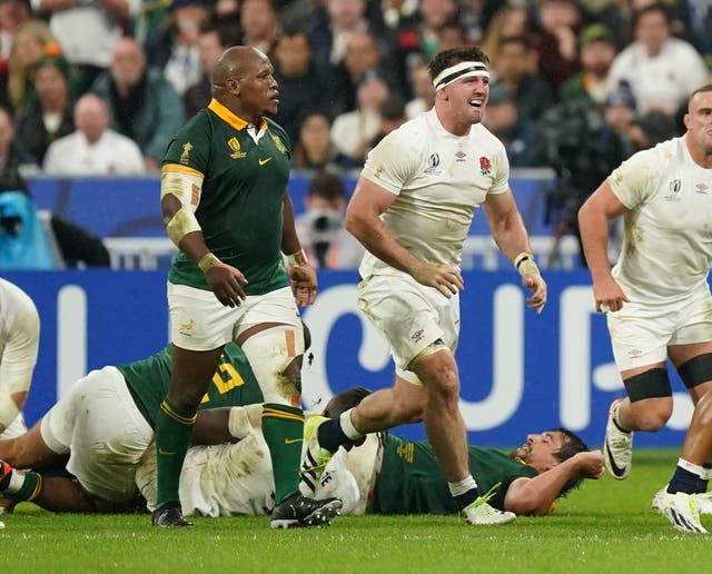 <p>South Africa’s Bongi Mbonambi (left) and England’s Tom Curry (right)</p>