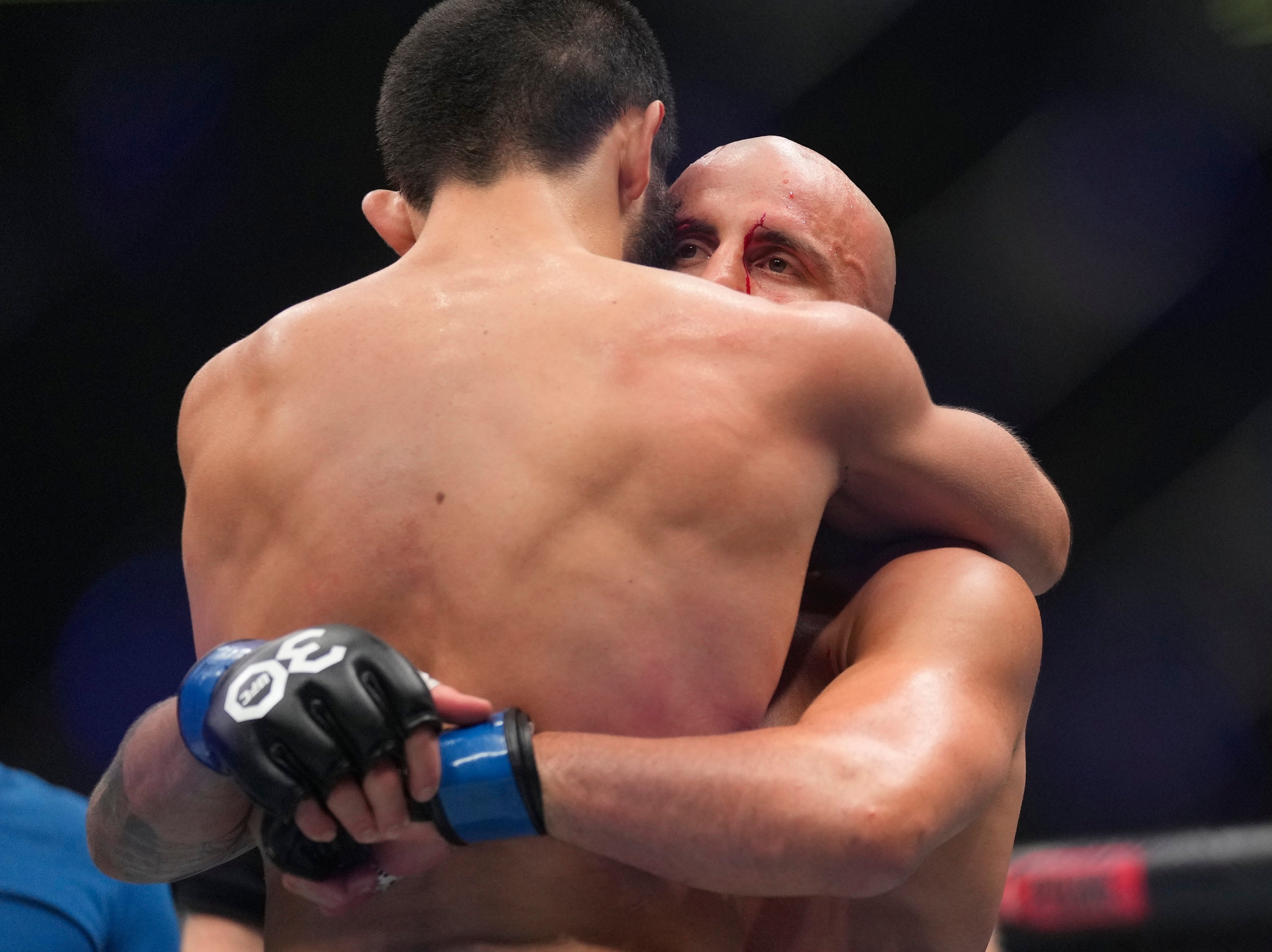 Makhachev consoles Volkanovski after their fight, the main event of UFC 294