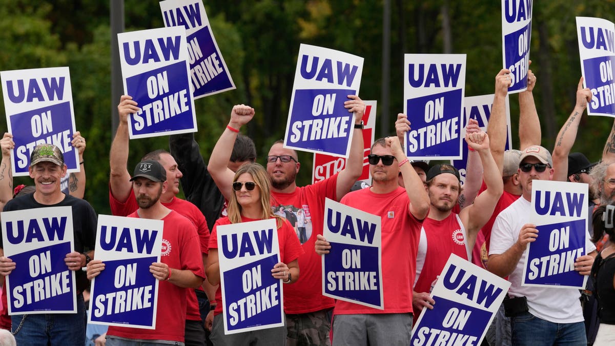 Striking auto workers reach tentative deal with General Motors 