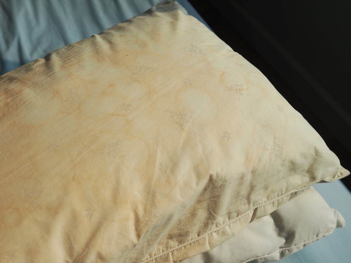 People debate whether it’s unsanitary to sleep on yellowing pillows