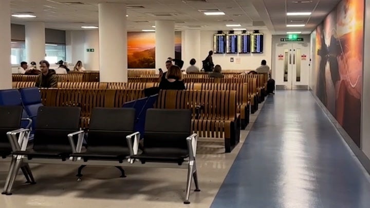 <p>Blogger uncovers hidden seating area at one of the UK’s busiest airports.</p>