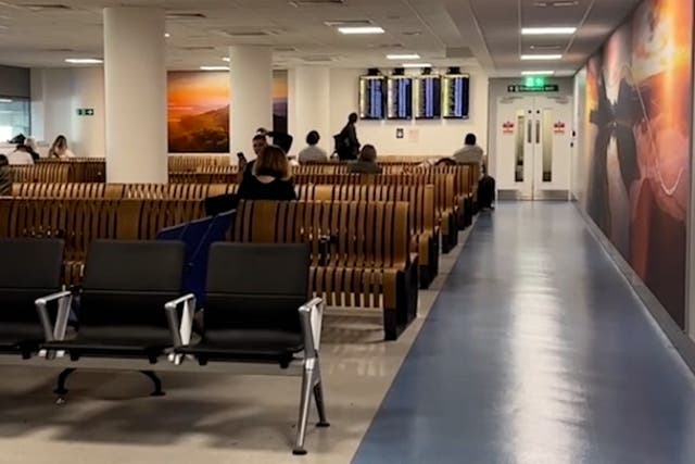 <p>Blogger uncovers hidden seating area at one of the UK’s busiest airports.</p>