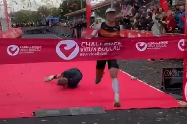 <p> Triathlon frontrunner stumbles less than metre from finish line.</p>