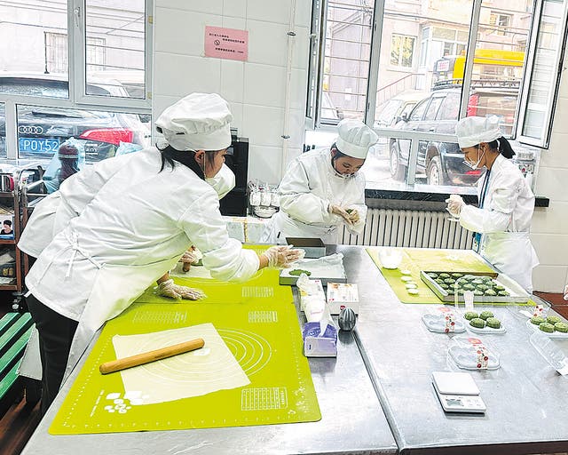 <p>Students have a baking class at Liaoyuan School in Harbin, Heilongjiang province</p>