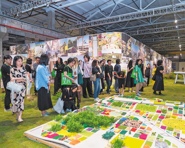 <p>Visitors at the exhibition <em>MVRDV Green Factory</em> in Hangzhou</p>