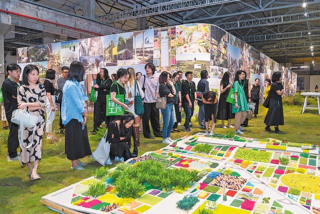 <p>Visitors at the exhibition <em>MVRDV Green Factory</em> in Hangzhou</p>