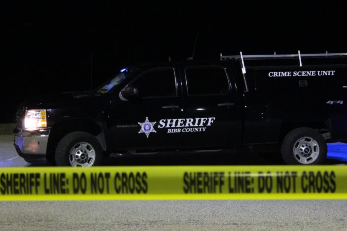 Man fatally shoots himself as police try to quiz him about fugitives