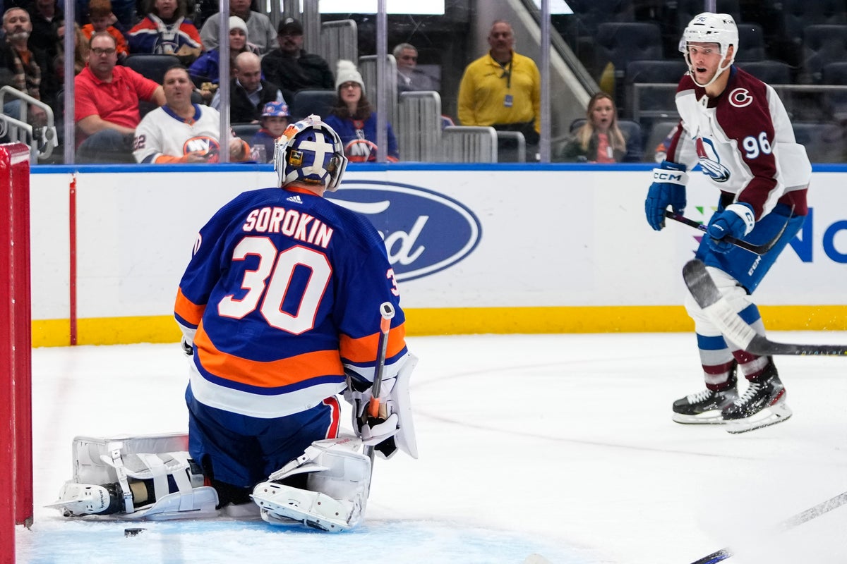 Rantanen has goal, 3 assists as Avalanche beat Islanders 7-4 for record 15th straight road win