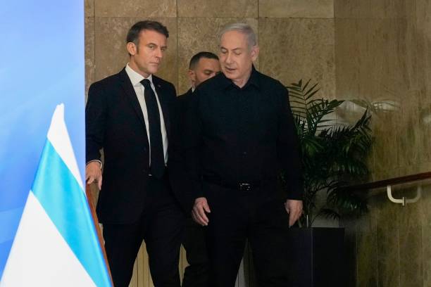 French president Emmanuel Macron and Israeli prime minister Benjamin Netanyahu (R) arrive for their joint press conference in Jerusalem on 24 October 2023