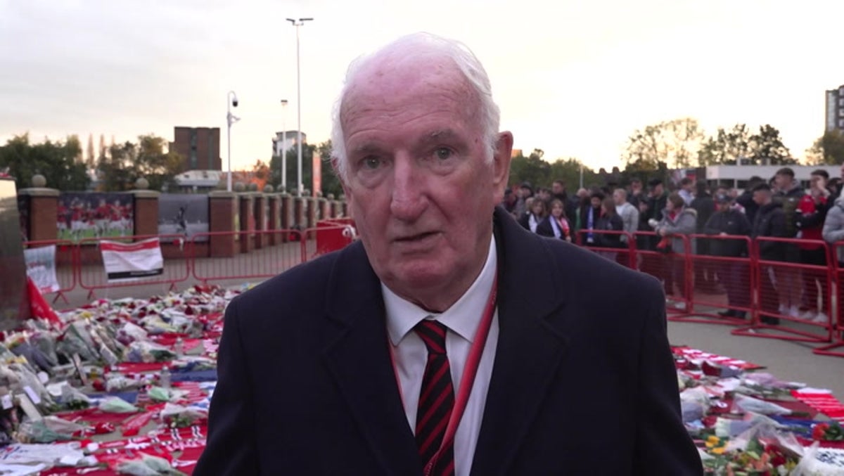Bobby Charlton’s football was ‘poetry in motion’, says former teammate Alex Stepney