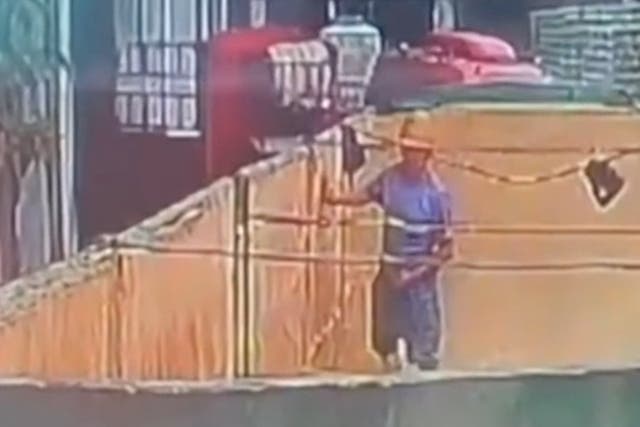 <p>Tsingtao beer orders probe after video shows man urinating into tank</p>