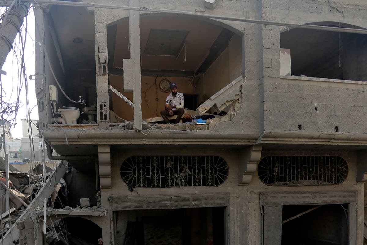 Fearing airstrikes and crowded shelters, Palestinians in north Gaza defy Israeli evacuation orders