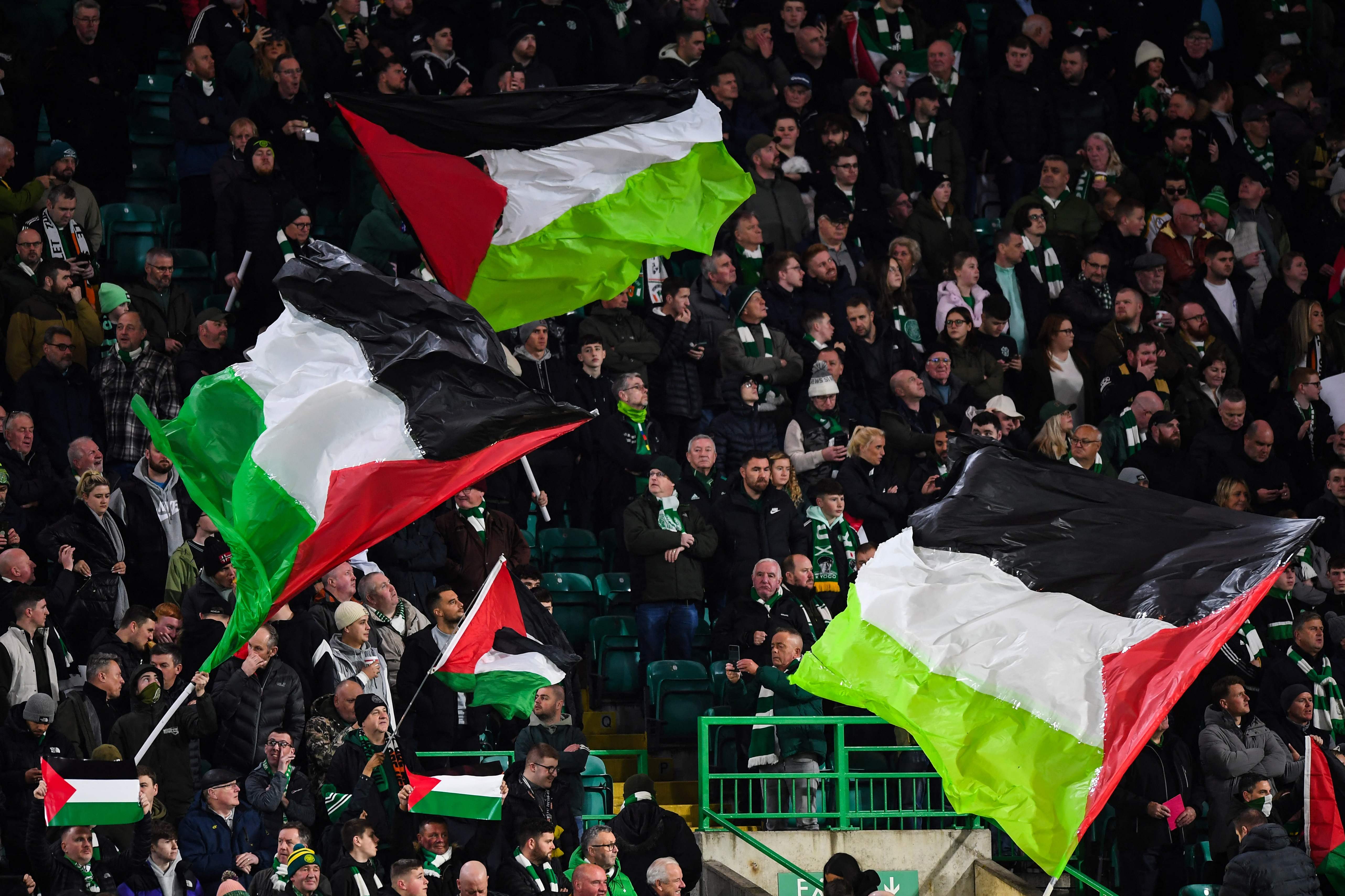 <p>Përkrahësit mbajnë flamuj palestinezë në Celtic Park</p>