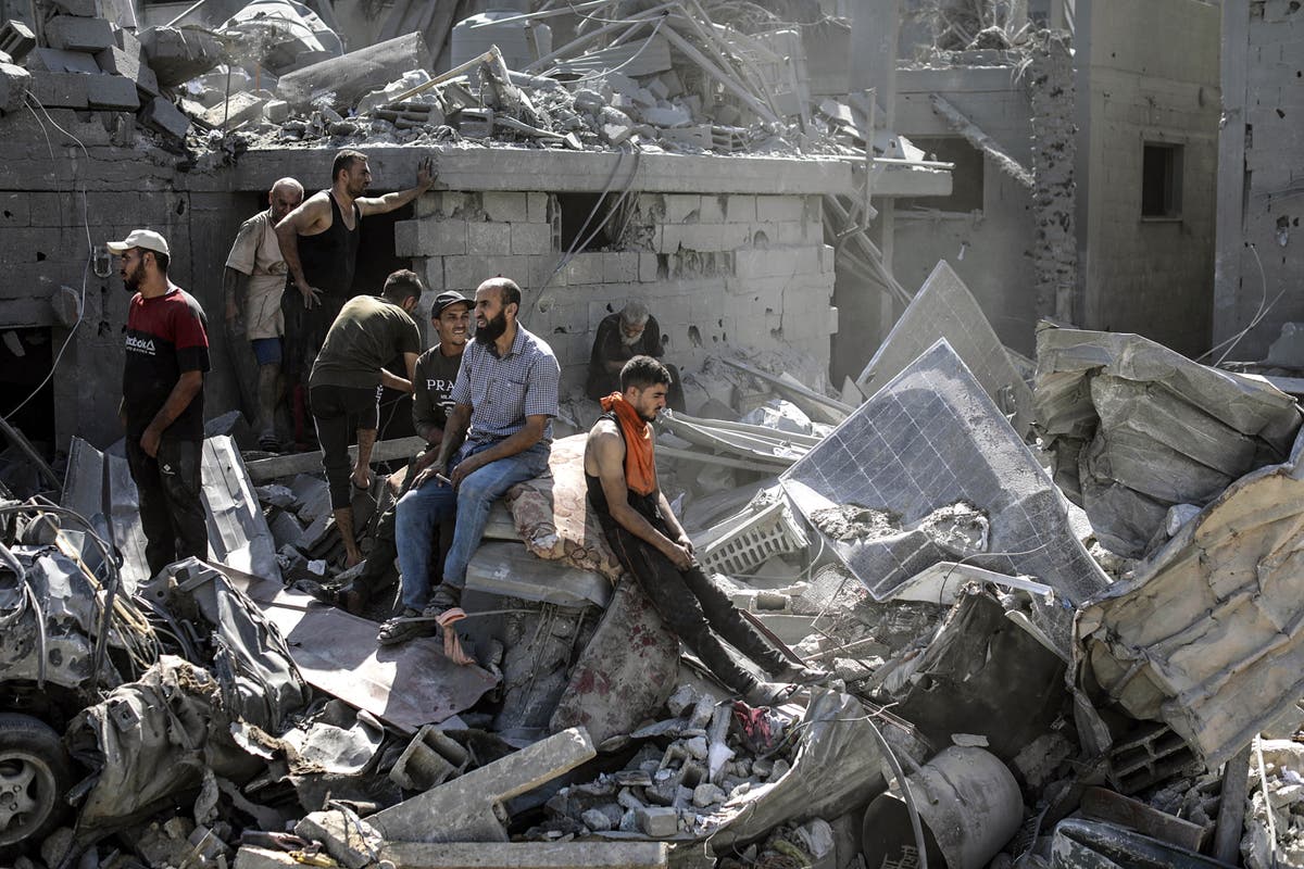 Картата на Газа показва мащаба на унищожението на малка ивица, докато израелските танкове напредват