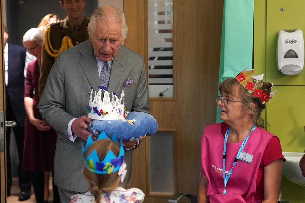 King presented with paper crown as he opens new hospice site King presented with paper crown as he opens new hospice site