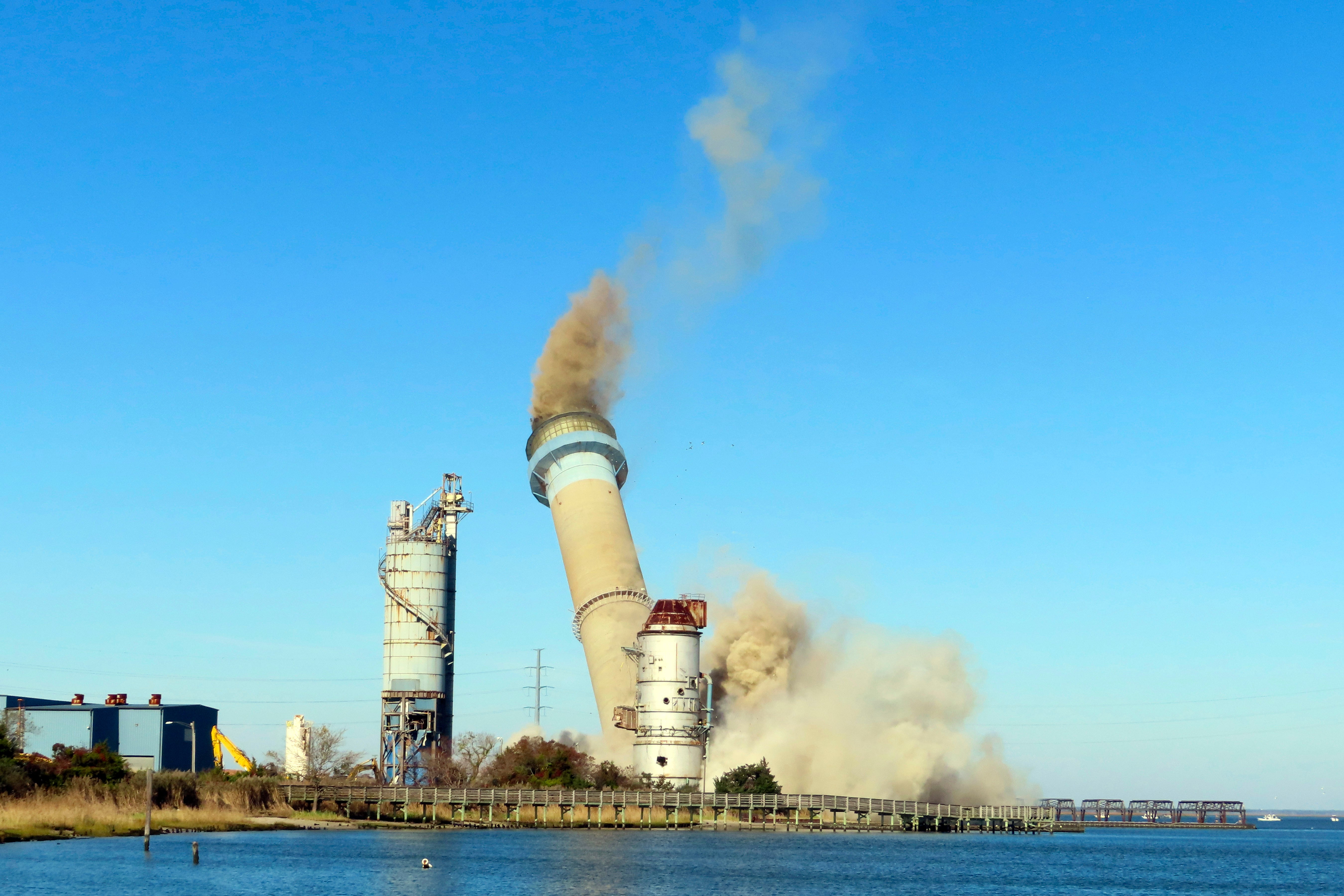 NUEVA JERSEY-CHIMENEA GIGANTE DEMOLIDA