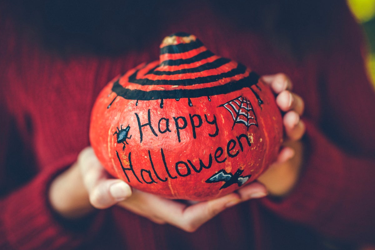 From painted pumpkins to fake spider webs, easy last-minute Halloween decorations