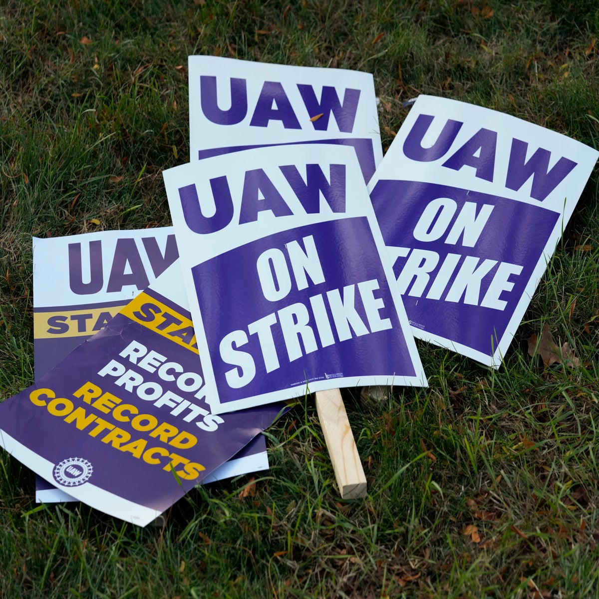 UAW escalates strike against lone holdout GM after landing tentative pacts  with Stellantis and Ford | The Independent