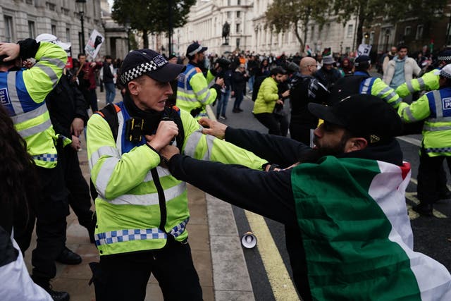 <p>Police Officers clash with rival supporters during a pro-Palestinian march </p>